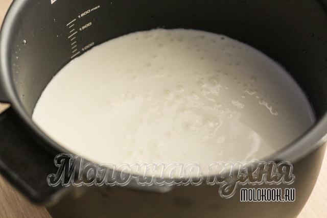 Кефир в чаше мультиварки