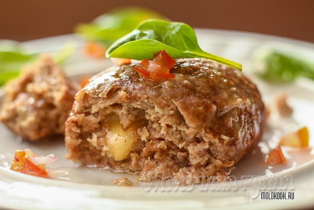 Мясные котлеты с начинкой из твердого сыра