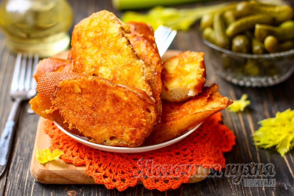Гренки с твердым сыром, обжаренные на сковородке в яйце