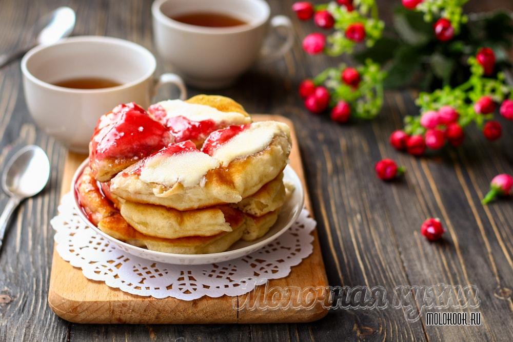 Сладкие пышки на дрожжах со сметаной и сахаром