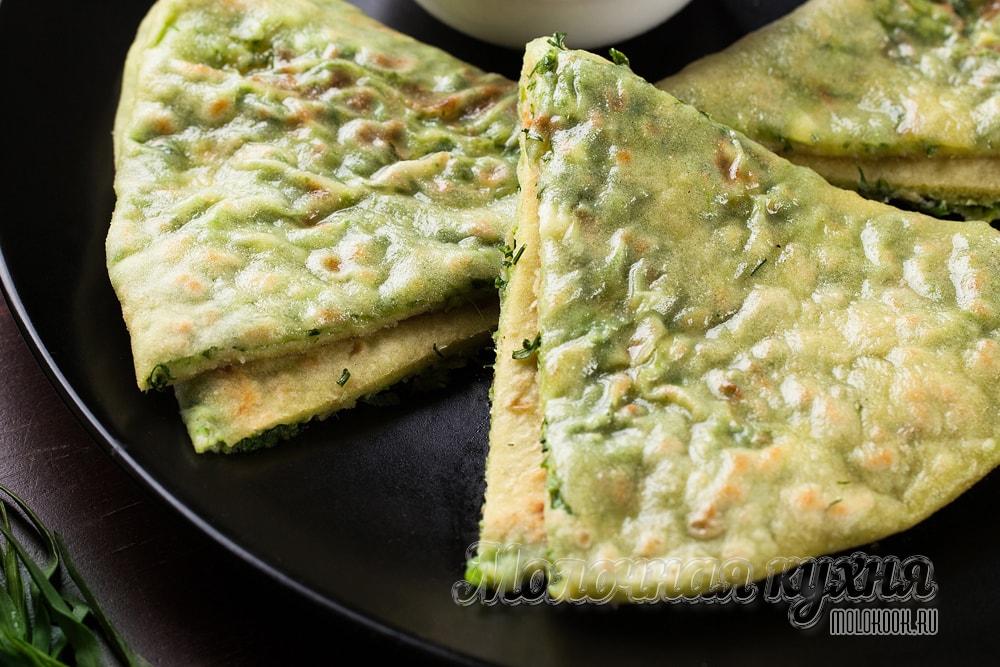 Готовые хычины с начинкой из картофеля и сыроа
