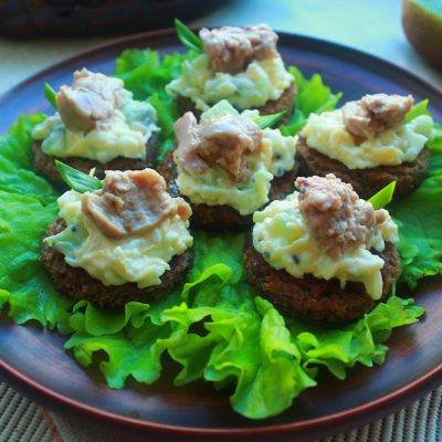Канапе с печенью трески и киви: рецепт с фото