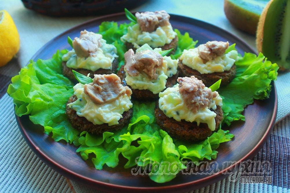 Вкусные канапе с печенью трески и ломтиками  киви
