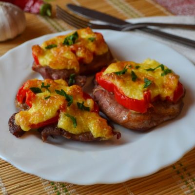 Свинина с сыром и сладким перцем, запеченная в духовке