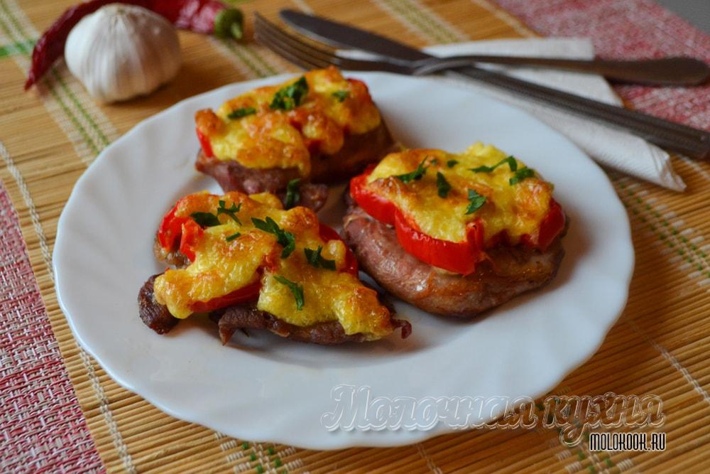Свинина с болгарским перцем и розмарином под сыром