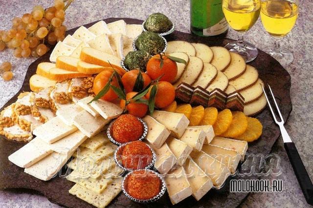 Правльное расположение сыров на тарелке