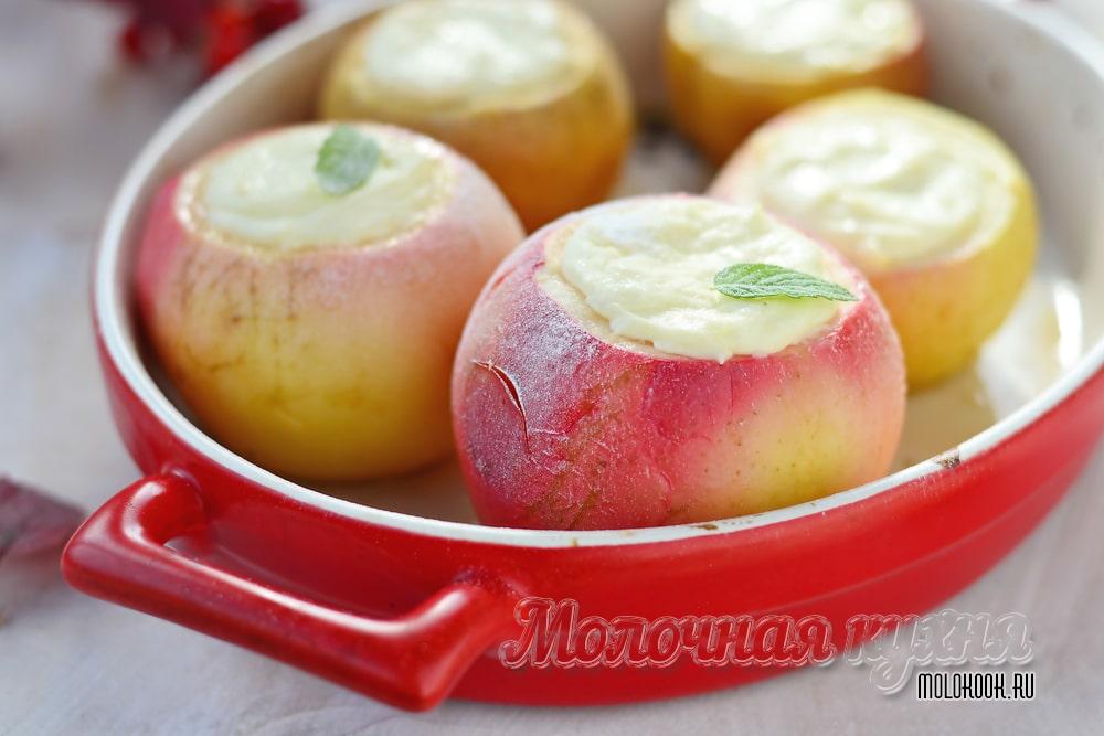 Запеченные яблоки с творогом внутри
