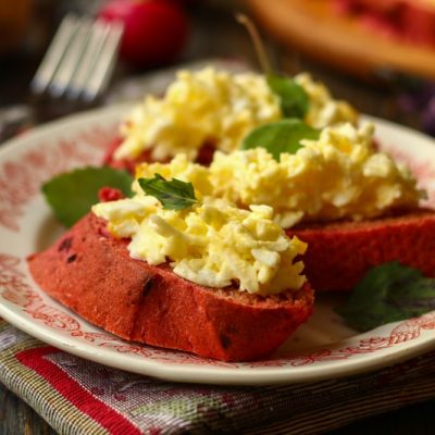 Бутерброды с плавленым сыром, чесноком и яйцом