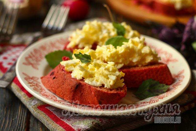 Закусочные бутерброды с тертым плавленым сыром, вареным яйцом и чесноком