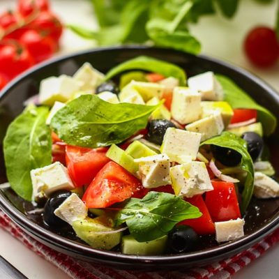 Греческий салат с руколой