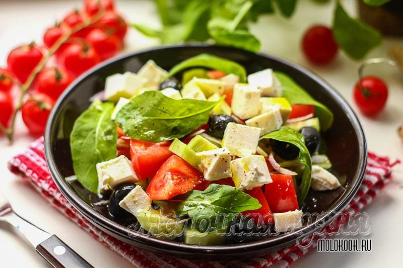 Яркий греческий салат с руколой и рассольным сыром – вкусно и очень просто