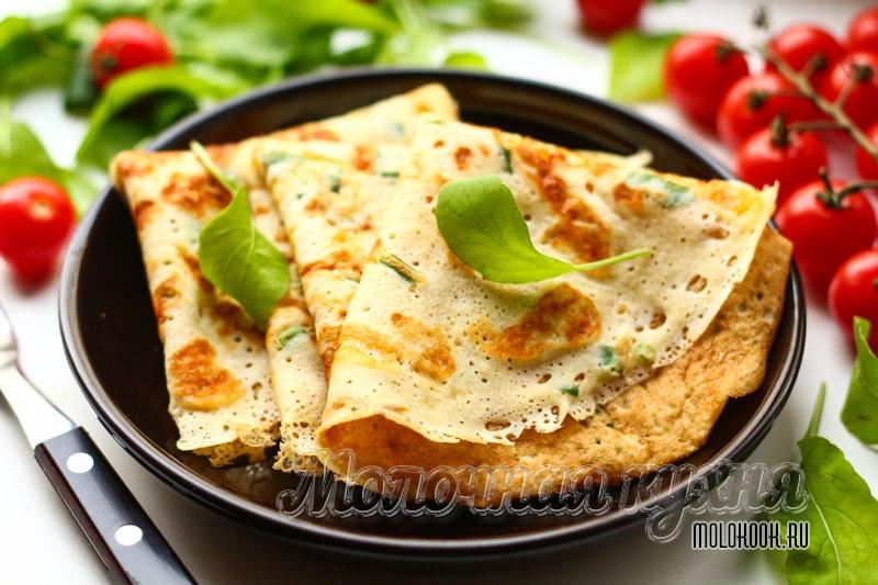 Аппетитные сырные блины с зеленью – просто, быстро и вкусно
