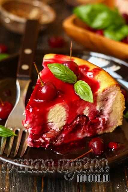Нежный песочный пирог с творогом и вишней – сладкое совершенство