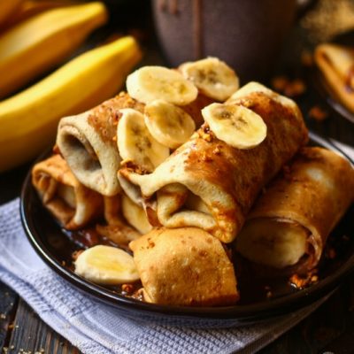 Готовые блины с бананово-шоколадной начинкой