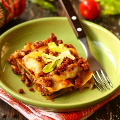 Порция лазаньи с начинкой из шампиньонов и фарша