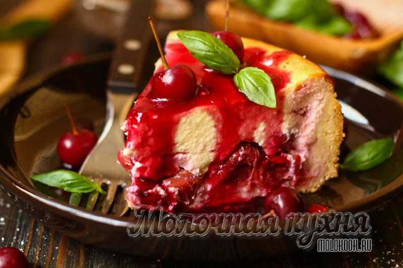 Нежный песочный пирог с творогом и вишней – сладкое совершенство