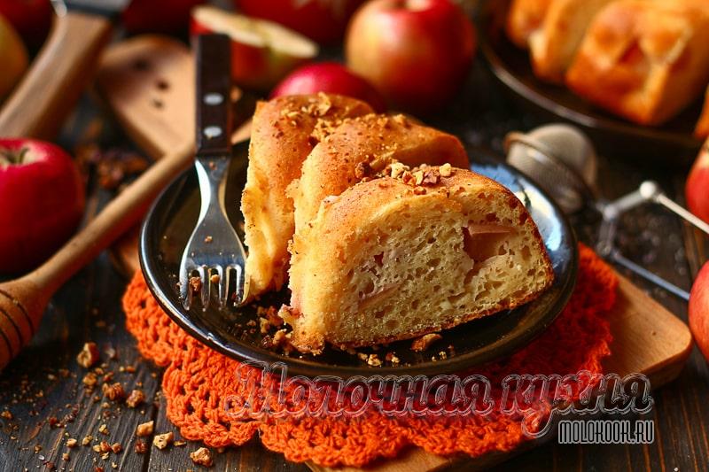 Изумительная шарлотка с яблоками и творогом – пышная и сочная