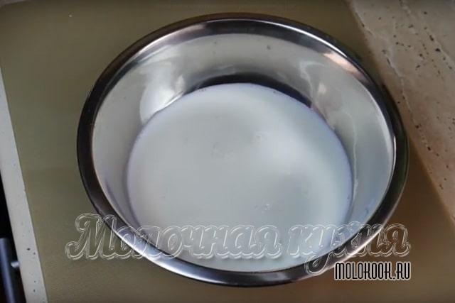 Молоко в миске