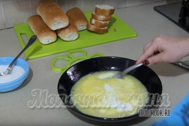 Молоко налито в миску