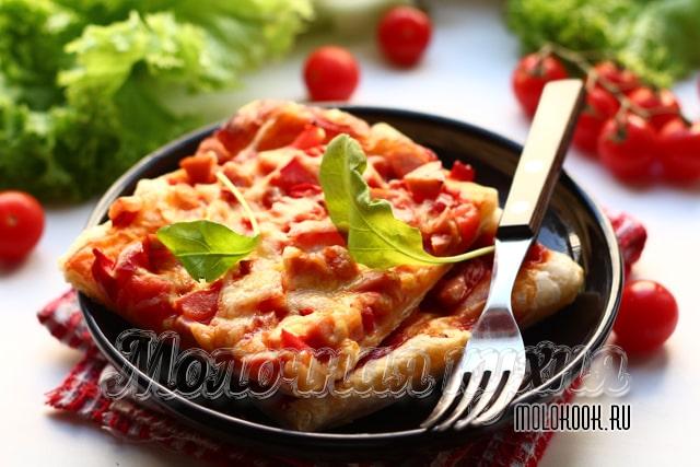 Кусочек колбасной пиццы