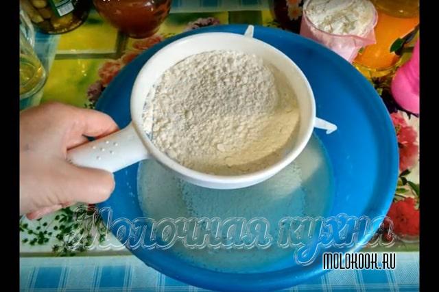 Процесс просеивания муки