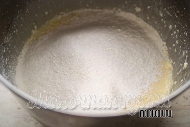 Добавление просеянной муки с разрыхлителем