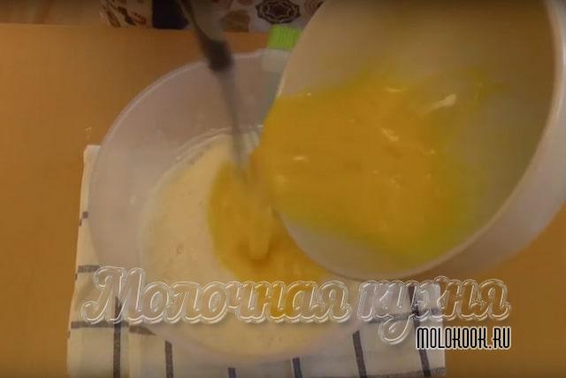 Добавление яичной массы в опару