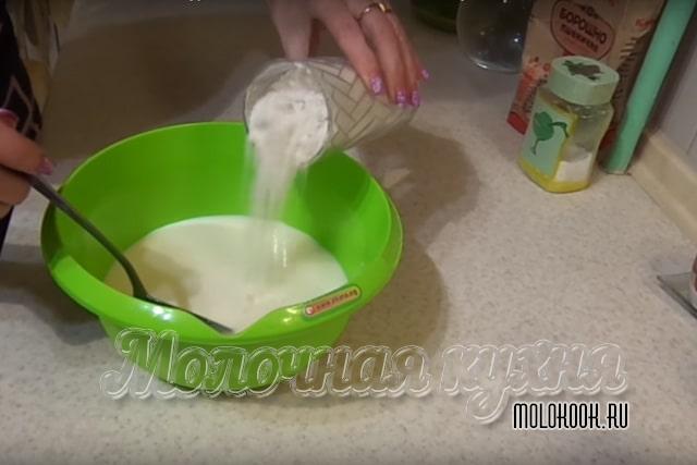 Смешаивание муки с кефиром