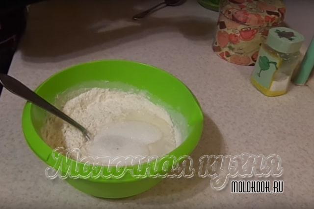 Добавление сахарного песка с солью