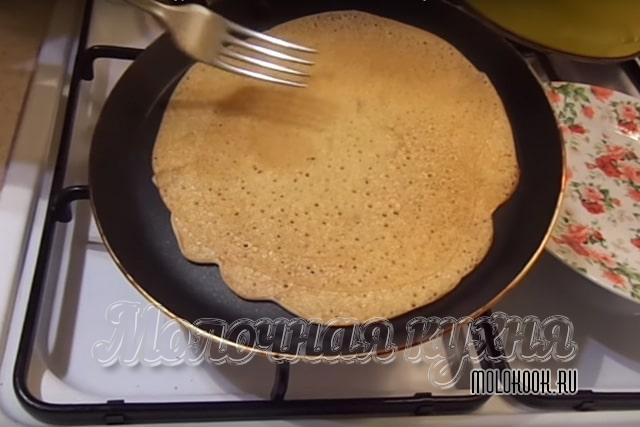 Выпекание второй стороны блинчика