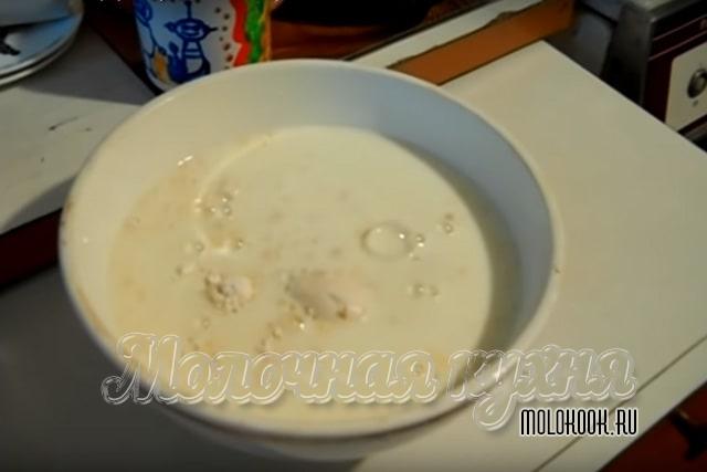 Мука с кефрной массой в миске
