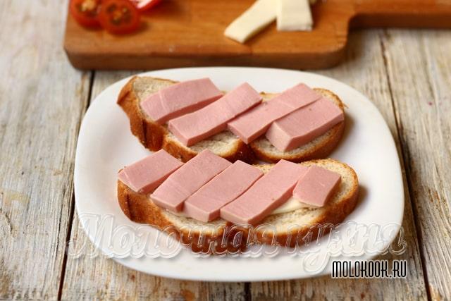 Колбаса на хлебе