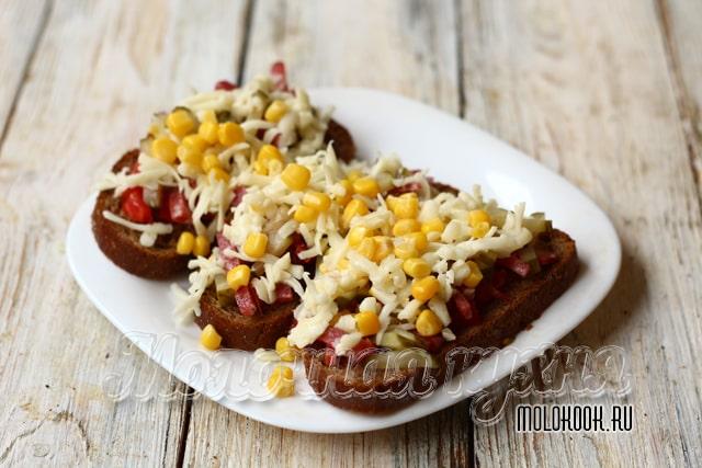 Посыпание кукурузом и тертым сыром
