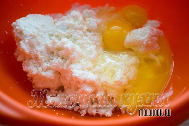 Яйца с творогом в миске