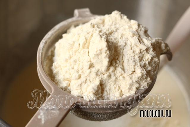 Просеивание соды с пшеничной мукой