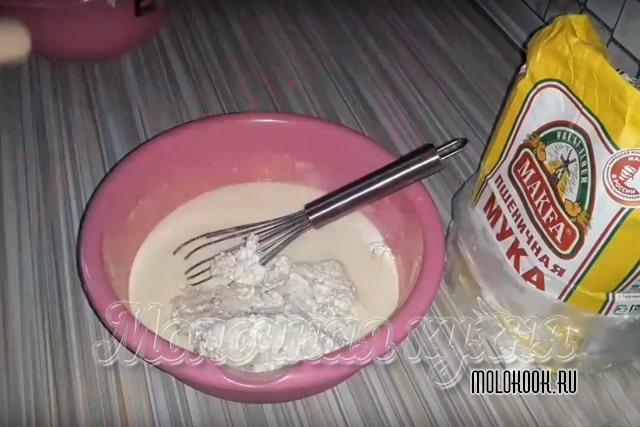 Бананово-творожная и яичная массы в одной миске