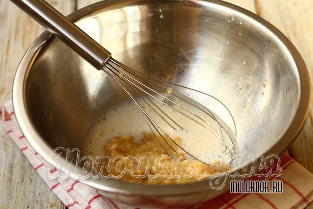 Яйцо и пюре из банана в одной миске
