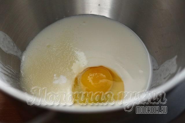 Кефир в миске с яйцом