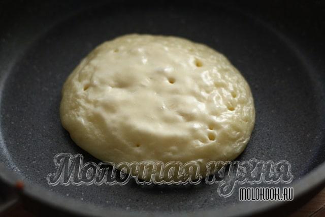 Первый панкейк готовится