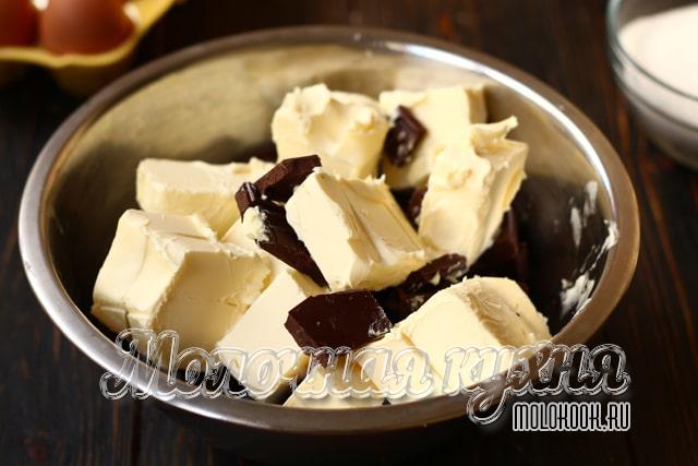 Кусочки шоколада и масла в миске