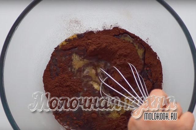 Перемешивание масла с какао
