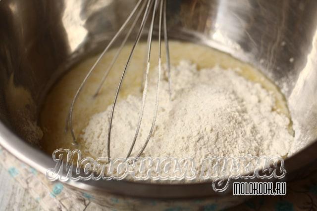 Мука просеяна и добавлена в миску