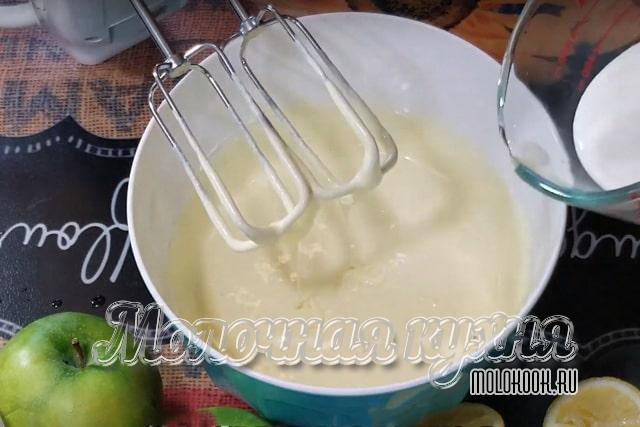 Взбитые яйца с сахаром