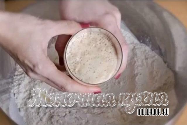 Добавление дрожжевой смеси