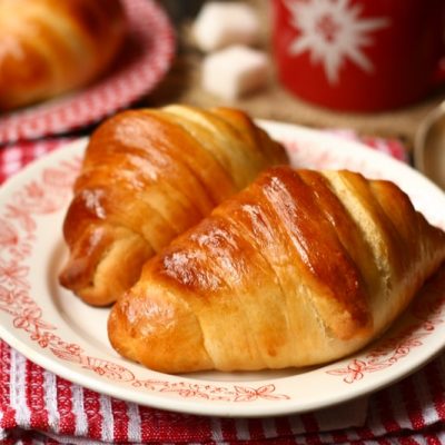 Дрожжеввые булочки с вареной сгущенкой на тарелке