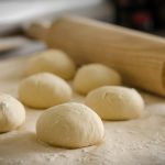 Тесто для пиццы на разделочной доске
