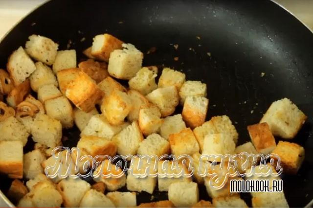 Кусочки хлеба на сковороде