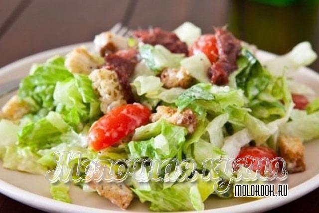 «Цезарь» с помидорами и вареной курицей
