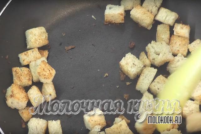 Обжарка хлебных крутонов