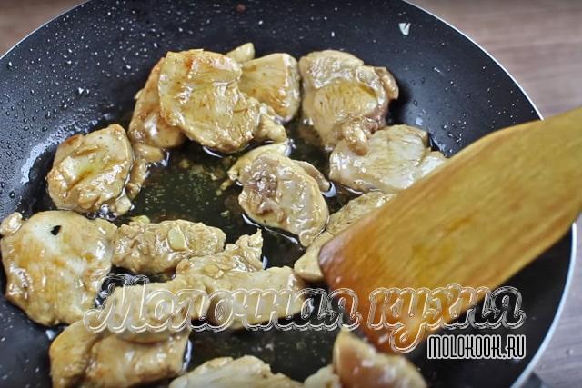 Обжаривание кусочков грудки